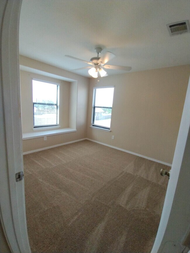 Building Photo - 2200 Weiss Ln