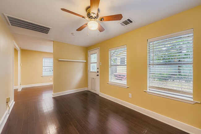 Building Photo - 1209 E 9th St