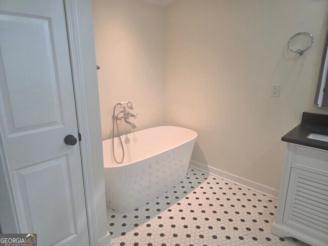 Building Photo - 807 Pound Rd