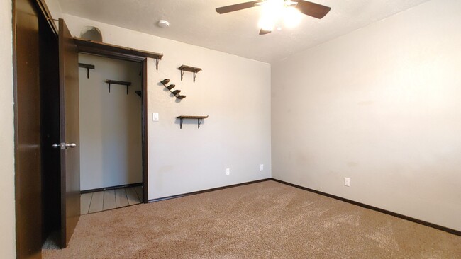 Building Photo - Large 4 Bedroom 2 Bathroom Home In NW Abq!