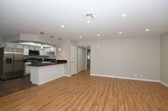Building Photo - Stunning 2-Bedroom Condo 2nd Floor at The Lakes!