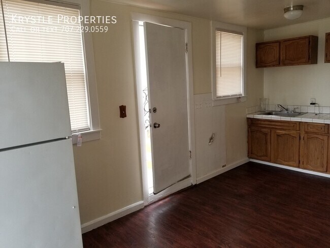 Building Photo - Gardener's Delight: Cozy 1-Bedroom Apartme...