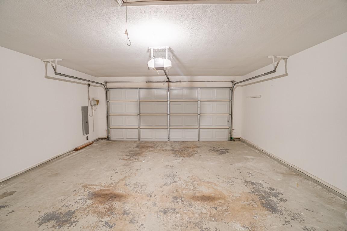 Building Photo - 9142 Crenshaw Ln