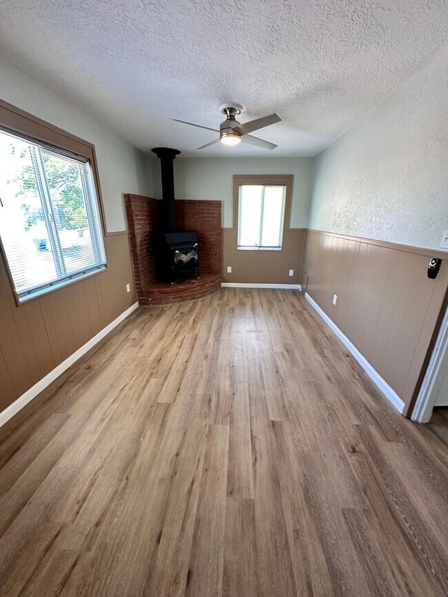 Building Photo - 2120 La Veta Dr
