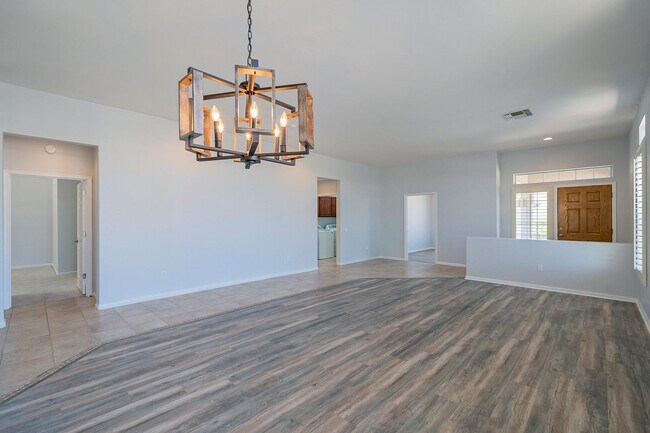 Building Photo - Gated Community!