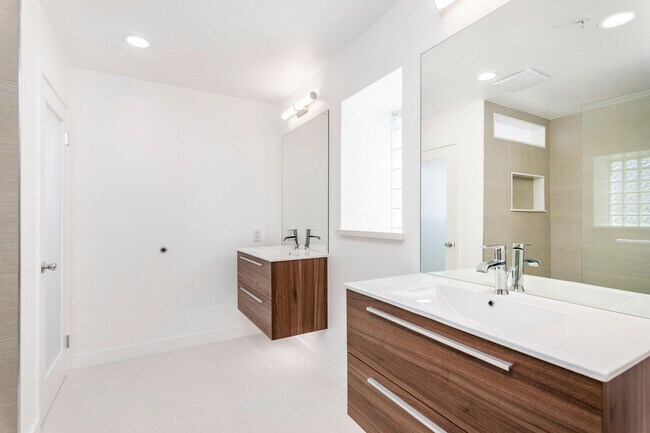Master Bath - 527 Pine St