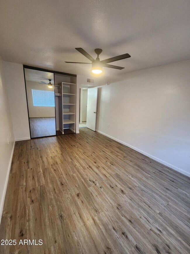 Building Photo - 3033 E Devonshire Ave