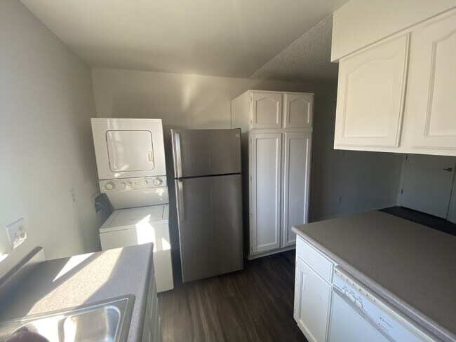 Building Photo - Cozy Condo Available NOW!