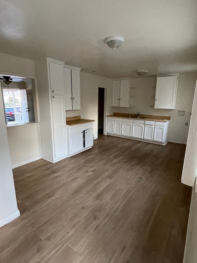 Large Eat In Kitchen - 18609 Mettler Ave