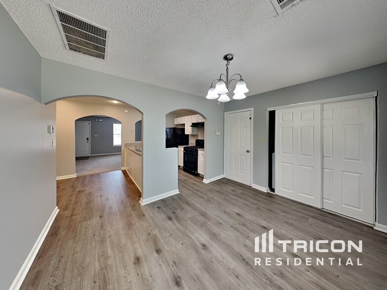 Building Photo - 6836 Saganaw Dr