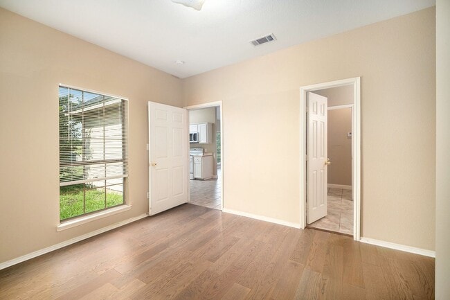 Building Photo - Beautifully Crafted 3 bed 2 bath duplex lo...