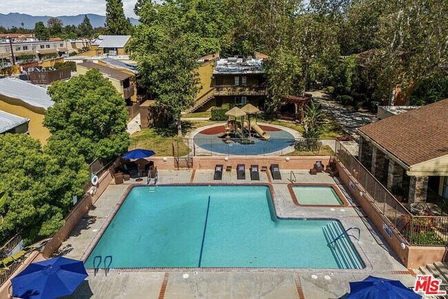 Building Photo - 18350 Hatteras St