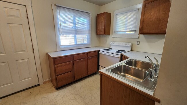 Building Photo - South Hill Home!! Coming Soon!