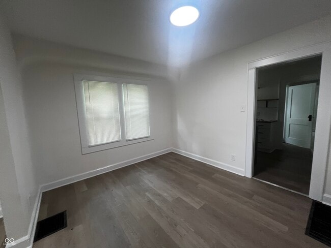 Building Photo - 1502 N Gladstone Ave