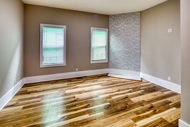 Building Photo - 2 Bed, 2 Bath Available Now!