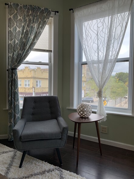 Building Photo - 1067 W Argyle St