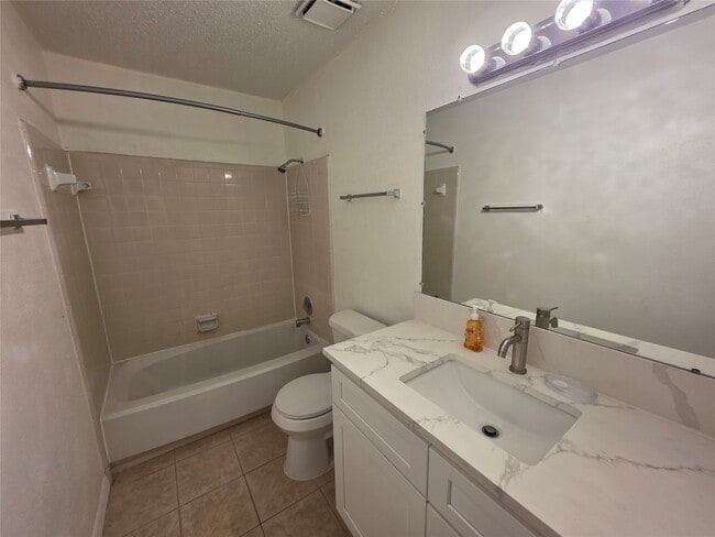 Building Photo - 2114 Greenbriar Colony Dr