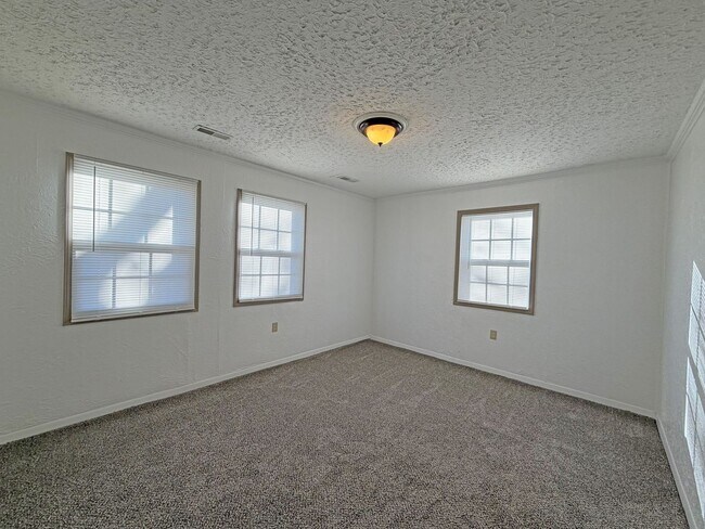 Building Photo - Gorgeous Well Kept Home Near Mercy & Bass Pro!