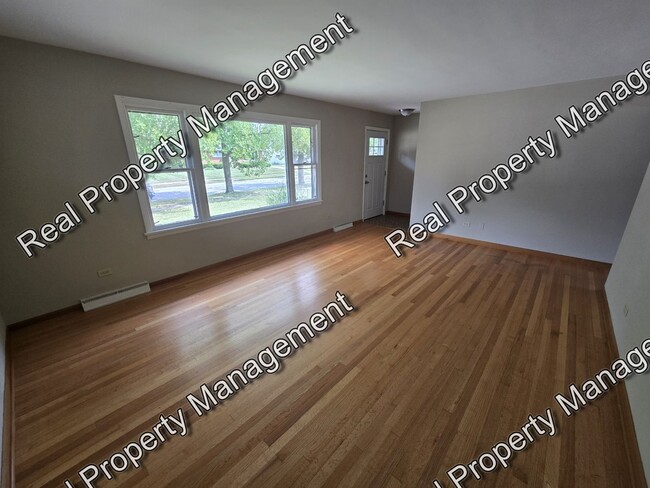 Building Photo - Three Bedroom Ranch