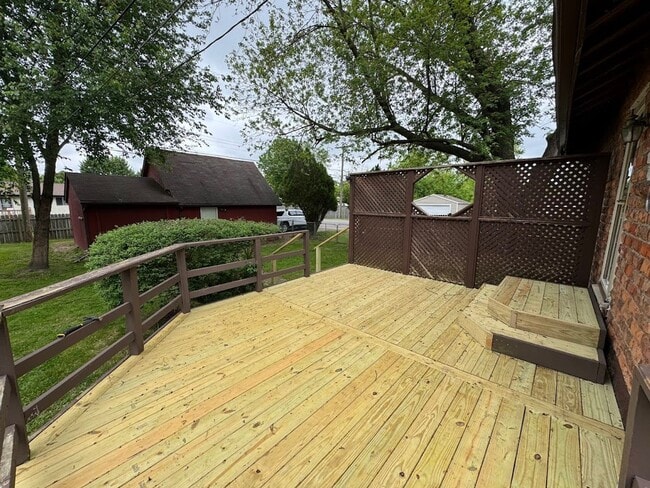 Building Photo - 2 bed 1 bath Rochester Hills ranch with ga...