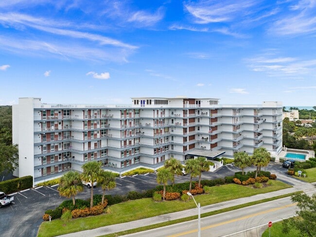 Building Photo - 935 E Causeway Blvd