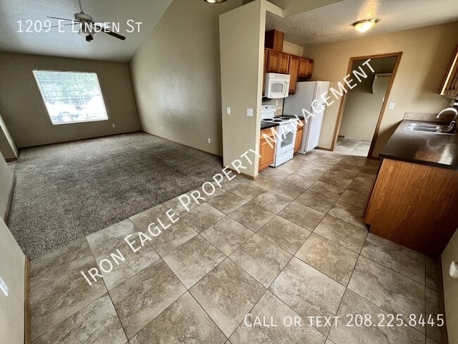 Building Photo - 1209 E Linden St