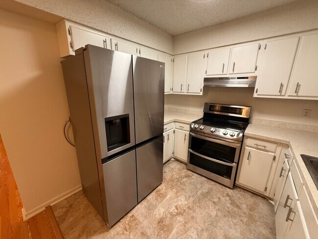 Building Photo - 537 Schneider Dr