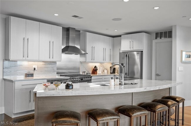 Building Photo - 701 W Lakeside Ave