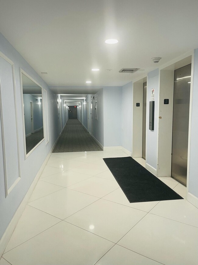 Building Photo - 1237 Hillsboro Mile