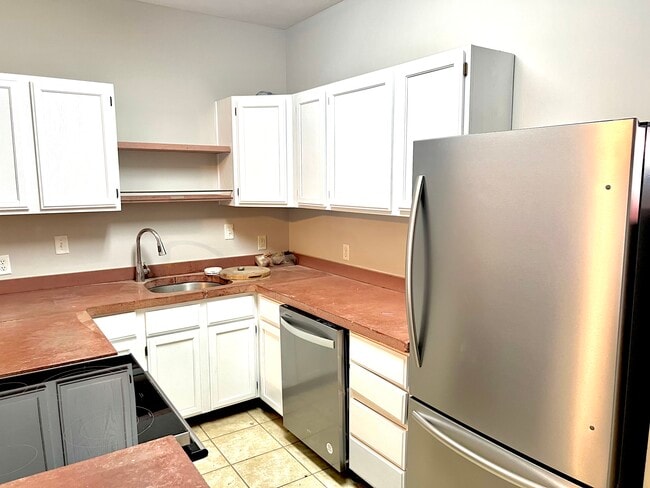 Building Photo - 406 E 31st St