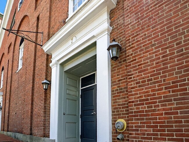 Building Photo - 7 Crombie St