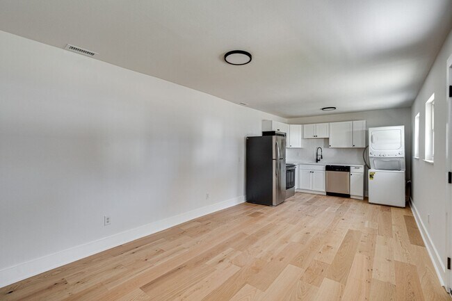 Building Photo - FULLY RENOVATED duplex in East Ridge!