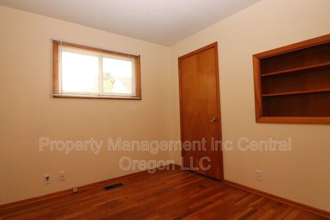 Building Photo - 1670 Yew St SE