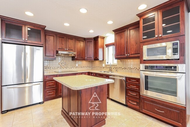 Building Photo - Well-Maintained 4 Bed / 2 Bath Single-Family Home with Separate Mother-In-Law Apartment – South S...