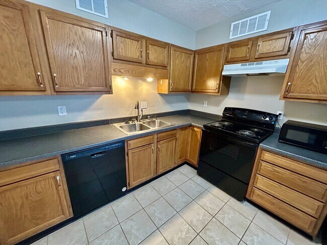 Building Photo - Cozy 2 Bed, 1.5 Bath in Lexington!