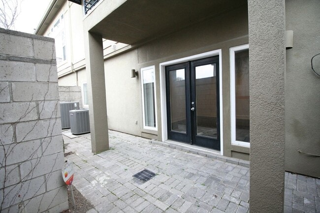 Building Photo - 3532 Cedarplaza Ln