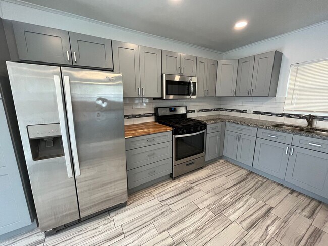 Building Photo - KW 3 bedroom 1 Full bath