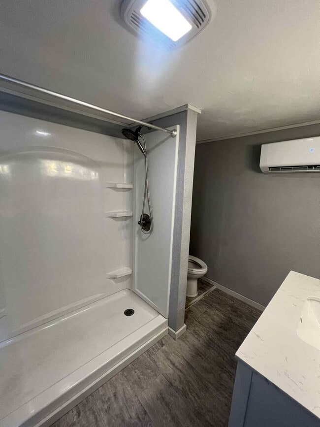 Building Photo - Charming 3 bedroom / 2 bathroom home with ...