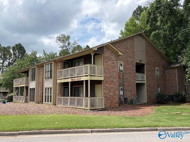 Building Photo - 4947 7 Pine Cir