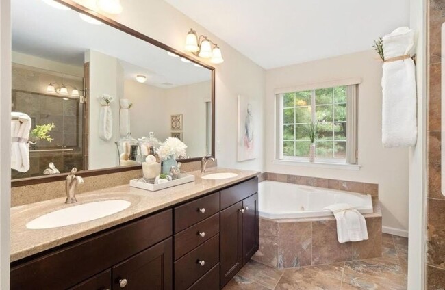 Building Photo - Spacious 4BR House in Bridgeton