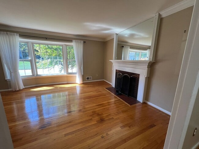 Building Photo - Charming Alexandria Home with Spacious Yard & Prime Location
