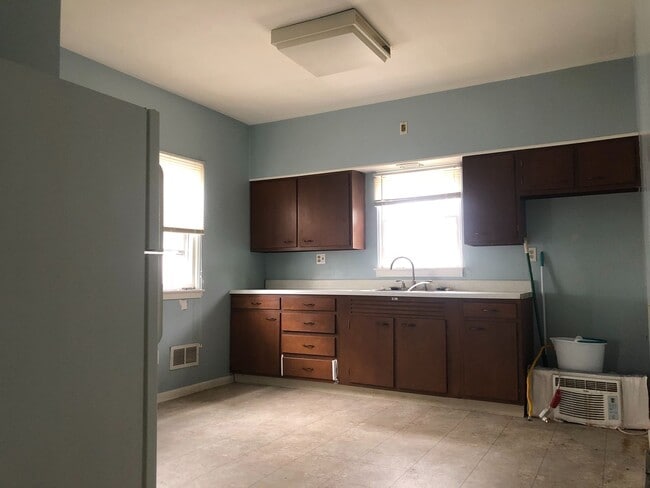 Building Photo - Cute 2 bedroom house next to park!