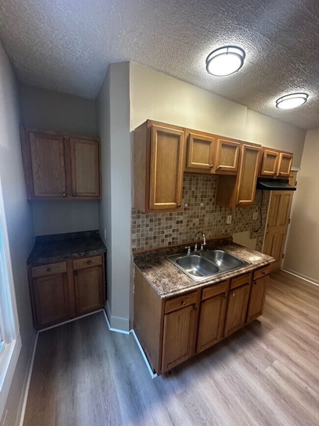 Building Photo - 207 Kenwood Ave