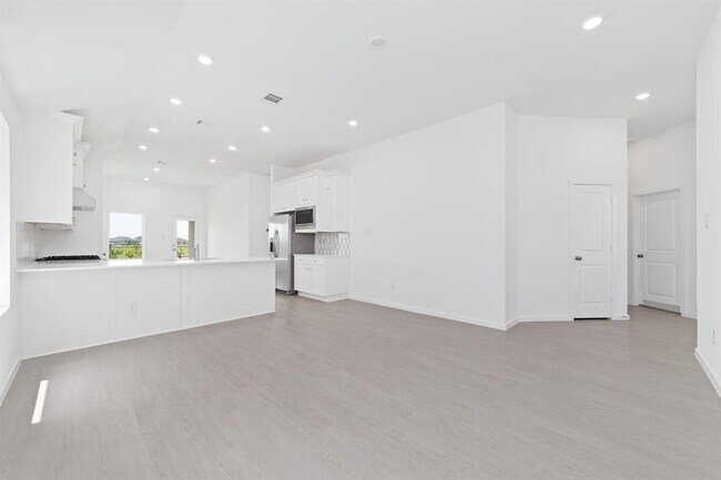 Building Photo - 27619 Village Cir Dr