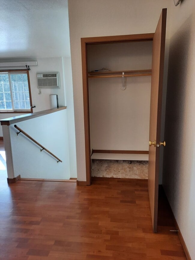 Building Photo - 2 BED | 2 BATH | TOWNHOME | SINGLE GARAGE ...