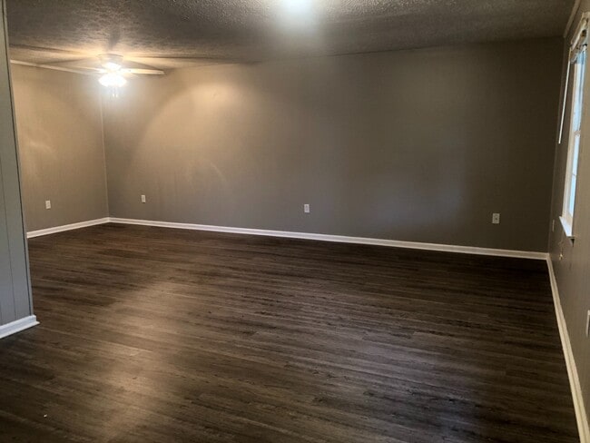 Building Photo - 515 Chateau Dr SE