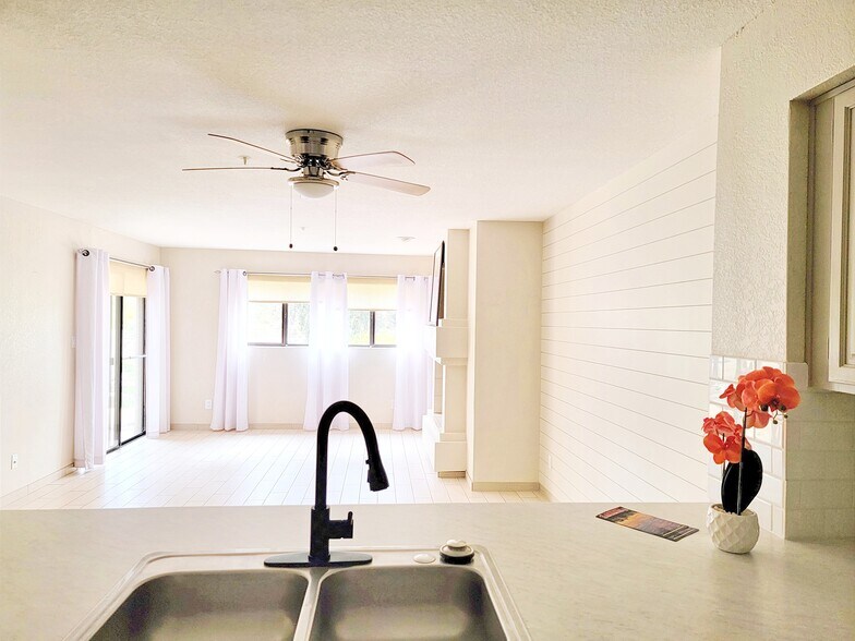 Building Photo - 10080 E Mountainview Lake Dr