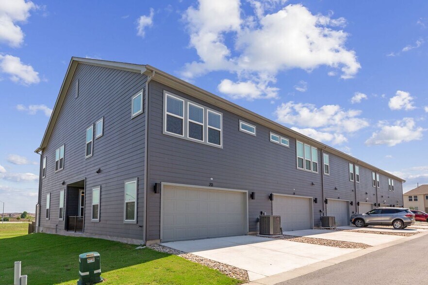 Building Photo - 213 Flowers Ave