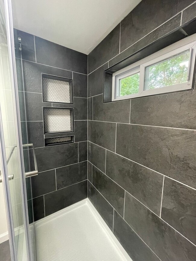 Building Photo - Nicely updated 2bd/2ba bungalow in Royal Oak w/ master bathroom suite