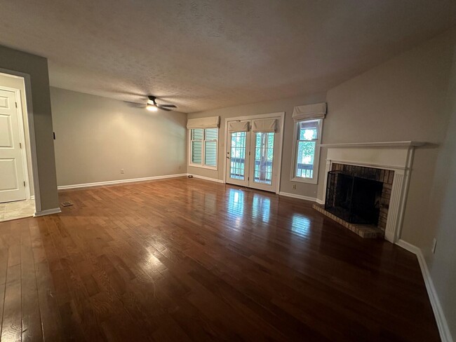 Building Photo - 3505 Lakeside Ct